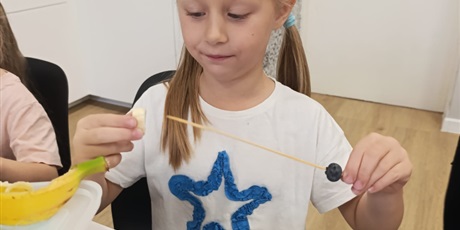 Powiększ grafikę: Zerówka podczas zajęć w pracowni kulinarnej