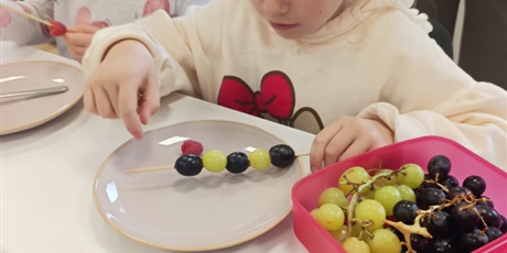 Powiększ grafikę: Zerówka podczas zajęć w pracowni kulinarnej