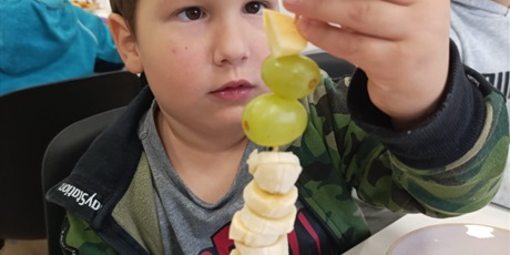 Powiększ grafikę: Zerówka podczas zajęć w pracowni kulinarnej