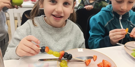 Powiększ grafikę: Zerówka podczas zajęć w pracowni kulinarnej