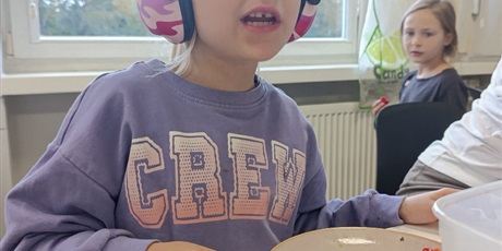 Powiększ grafikę: Zerówka podczas zajęć w pracowni kulinarnej