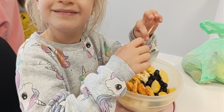 Powiększ grafikę: Zerówka podczas zajęć w pracowni kulinarnej