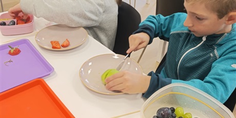 Powiększ grafikę: Zerówka podczas zajęć w pracowni kulinarnej