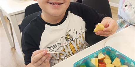 Powiększ grafikę: Zerówka podczas zajęć w pracowni kulinarnej