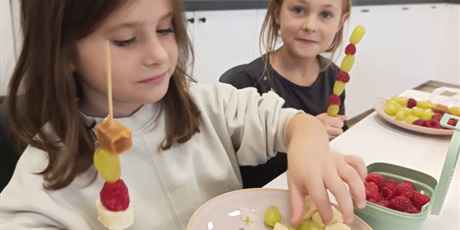 Powiększ grafikę: Zerówka podczas zajęć w pracowni kulinarnej