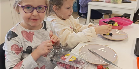 Powiększ grafikę: Zerówka podczas zajęć w pracowni kulinarnej