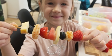 Powiększ grafikę: Zerówka podczas zajęć w pracowni kulinarnej