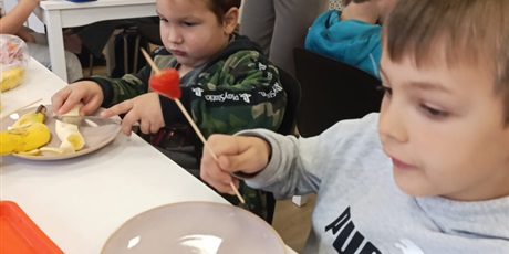 Powiększ grafikę: Zerówka podczas zajęć w pracowni kulinarnej