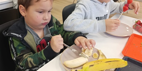 Powiększ grafikę: Zerówka podczas zajęć w pracowni kulinarnej