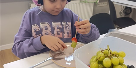 Powiększ grafikę: Zerówka podczas zajęć w pracowni kulinarnej