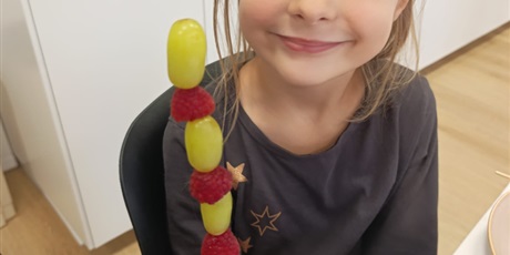 Powiększ grafikę: Zerówka podczas zajęć w pracowni kulinarnej