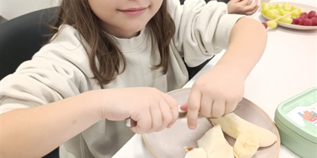 Powiększ grafikę: Zerówka podczas zajęć w pracowni kulinarnej