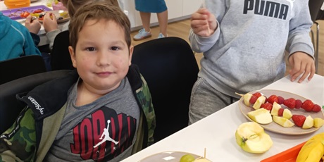 Powiększ grafikę: Zerówka podczas zajęć w pracowni kulinarnej