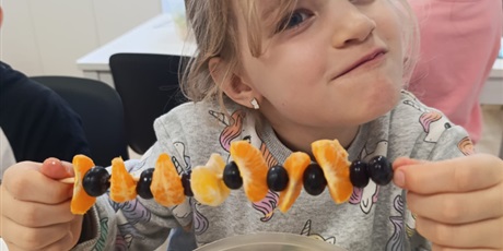 Powiększ grafikę: Zerówka podczas zajęć w pracowni kulinarnej