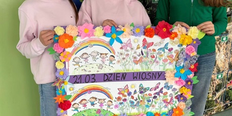 Powiększ grafikę: Uczennice z plakatem