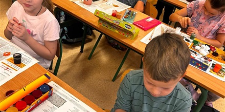 Powiększ grafikę: Lekcja plastyki w klasie 1a