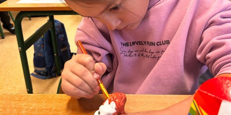 Powiększ grafikę: Lekcja plastyki w klasie 1a