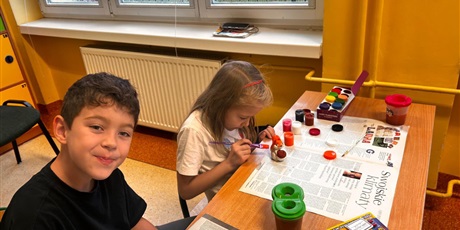 Powiększ grafikę: Lekcja plastyki w klasie 1a