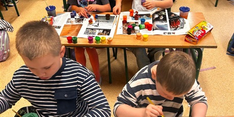 Powiększ grafikę: Lekcja plastyki w klasie 1a