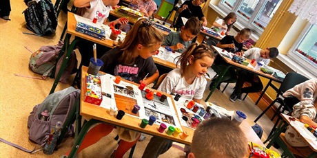 Powiększ grafikę: Lekcja plastyki w klasie 1a