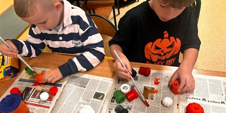 Powiększ grafikę: Lekcja plastyki w klasie 1a