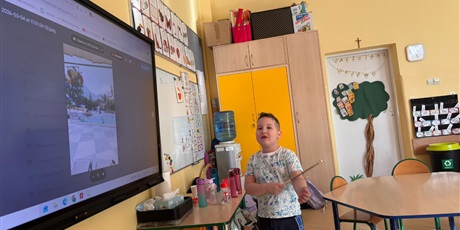 Powiększ grafikę: Dzieci podczas zajęć.