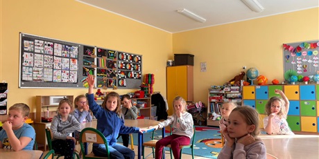 Powiększ grafikę: Dzieci podczas zajęć.