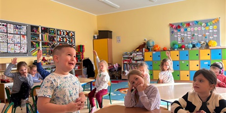 Powiększ grafikę: Dzieci podczas zajęć.