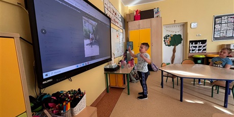 Powiększ grafikę: Dzieci podczas zajęć.