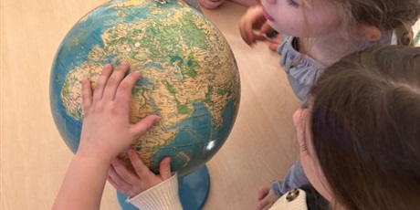 Powiększ grafikę: Dzieci podczas zajęć.