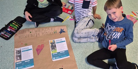 Powiększ grafikę: Uczniowie przygotowujący plakaty