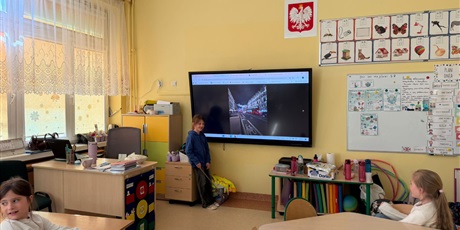 Powiększ grafikę: Uczennica podczas zajęć