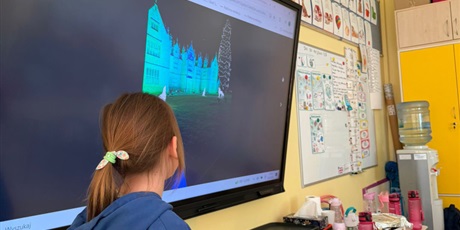 Powiększ grafikę: Uczennica podczas zajęć