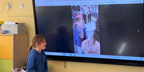 Powiększ grafikę: Uczennica podczas zajęć