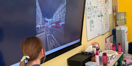 Powiększ grafikę: Uczennica podczas zajęć