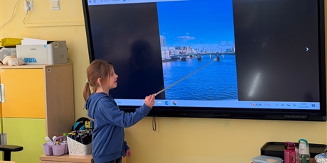 Powiększ grafikę: Uczennica podczas zajęć