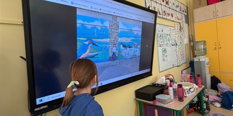 Powiększ grafikę: Uczennica podczas zajęć