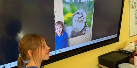 Powiększ grafikę: Uczennica podczas zajęć