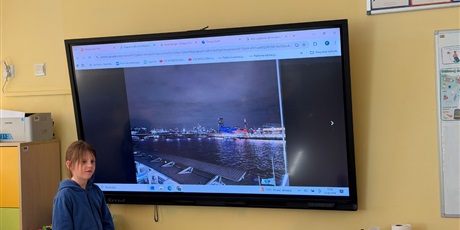 Powiększ grafikę: Uczennica podczas zajęć