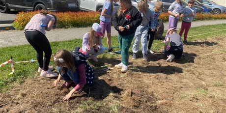 Powiększ grafikę: Uczniowie podczas siania łąki