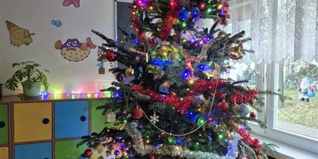 Powiększ grafikę: Choinka w klasie 1b