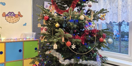 Powiększ grafikę: Choinka w klasie 1b