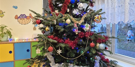 Powiększ grafikę: Choinka w klasie 1b