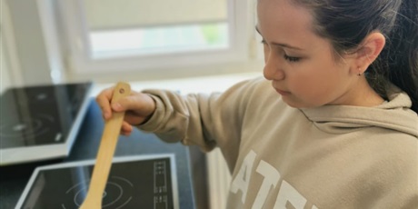 Powiększ grafikę: Klasa 3a podczas zajęć w pracowni kulinarnej