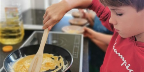 Powiększ grafikę: Klasa 3a podczas zajęć w pracowni kulinarnej