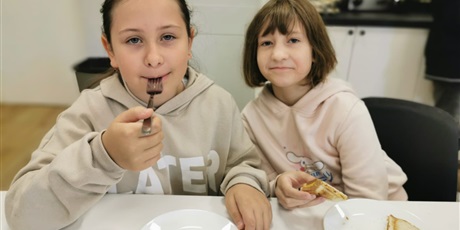 Powiększ grafikę: Klasa 3a podczas zajęć w pracowni kulinarnej
