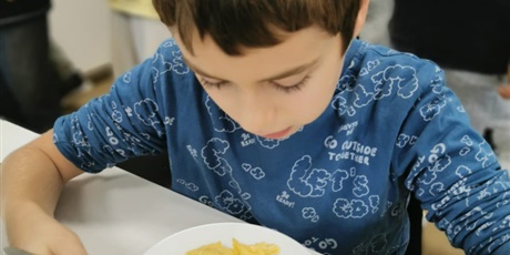 Powiększ grafikę: Klasa 3a podczas zajęć w pracowni kulinarnej