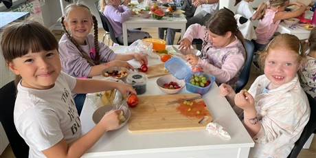 Powiększ grafikę: Uczniowie podczas zajęć