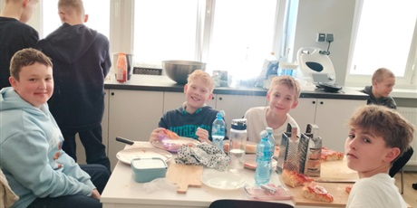 Powiększ grafikę: Uczniowie podczas zajęć