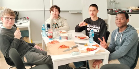 Powiększ grafikę: Uczniowie podczas zajęć